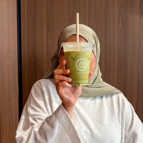 Jasmine avec un matcha