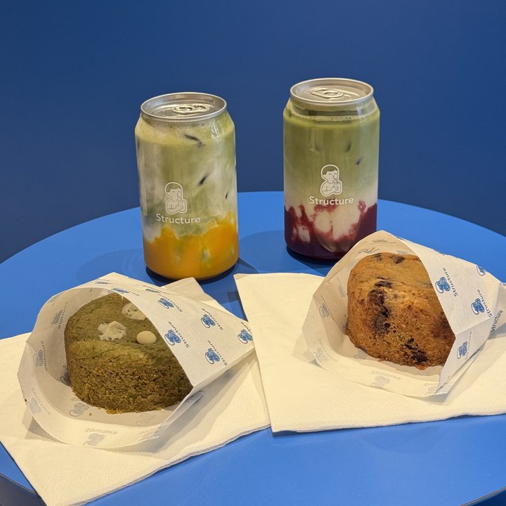 Boissons et pâtisseries sur fond bleu